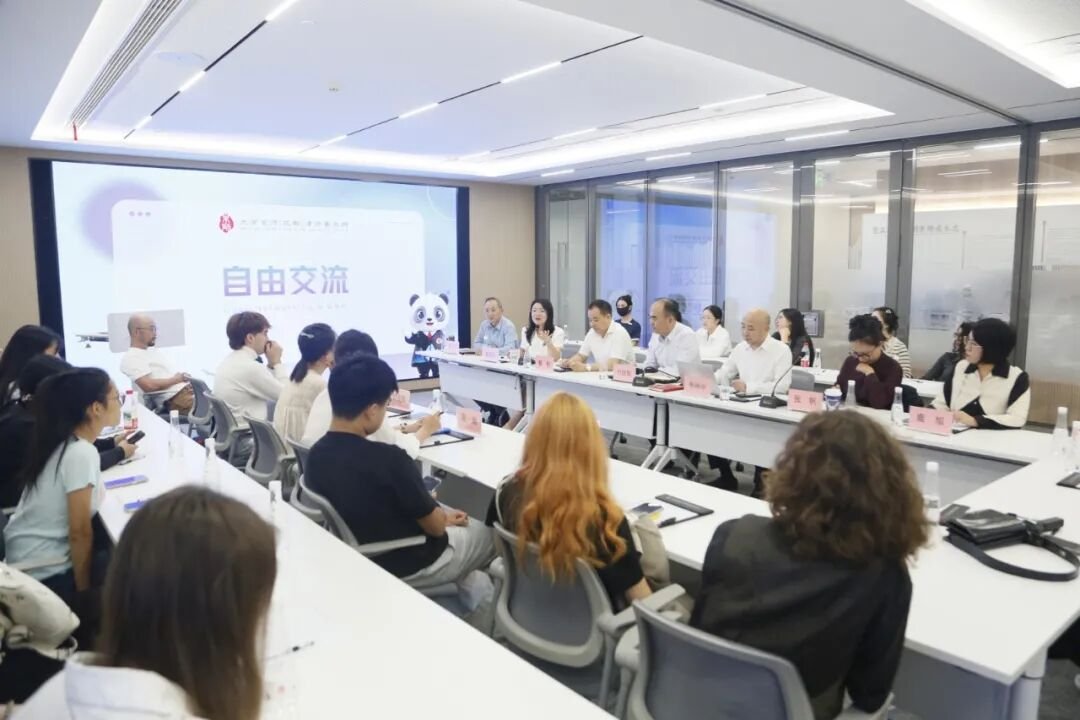 Fan Zhang answering students' questions on international trade contracts during the roundtable session