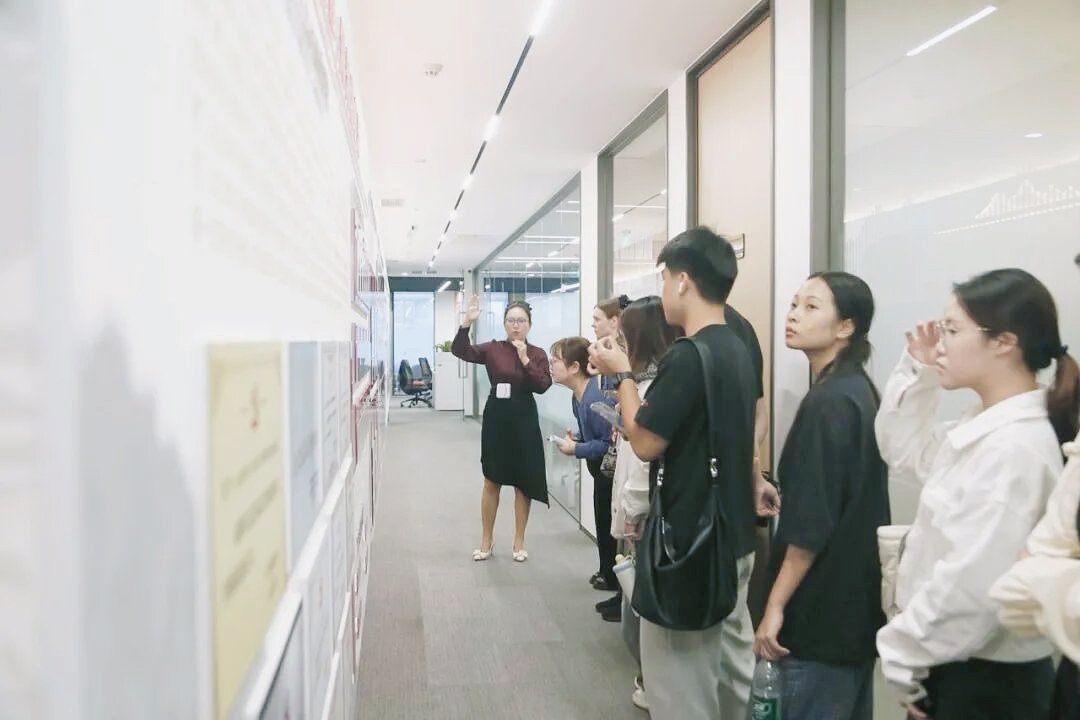 International students touring the office and practice areas of JINGSH Chengdu
