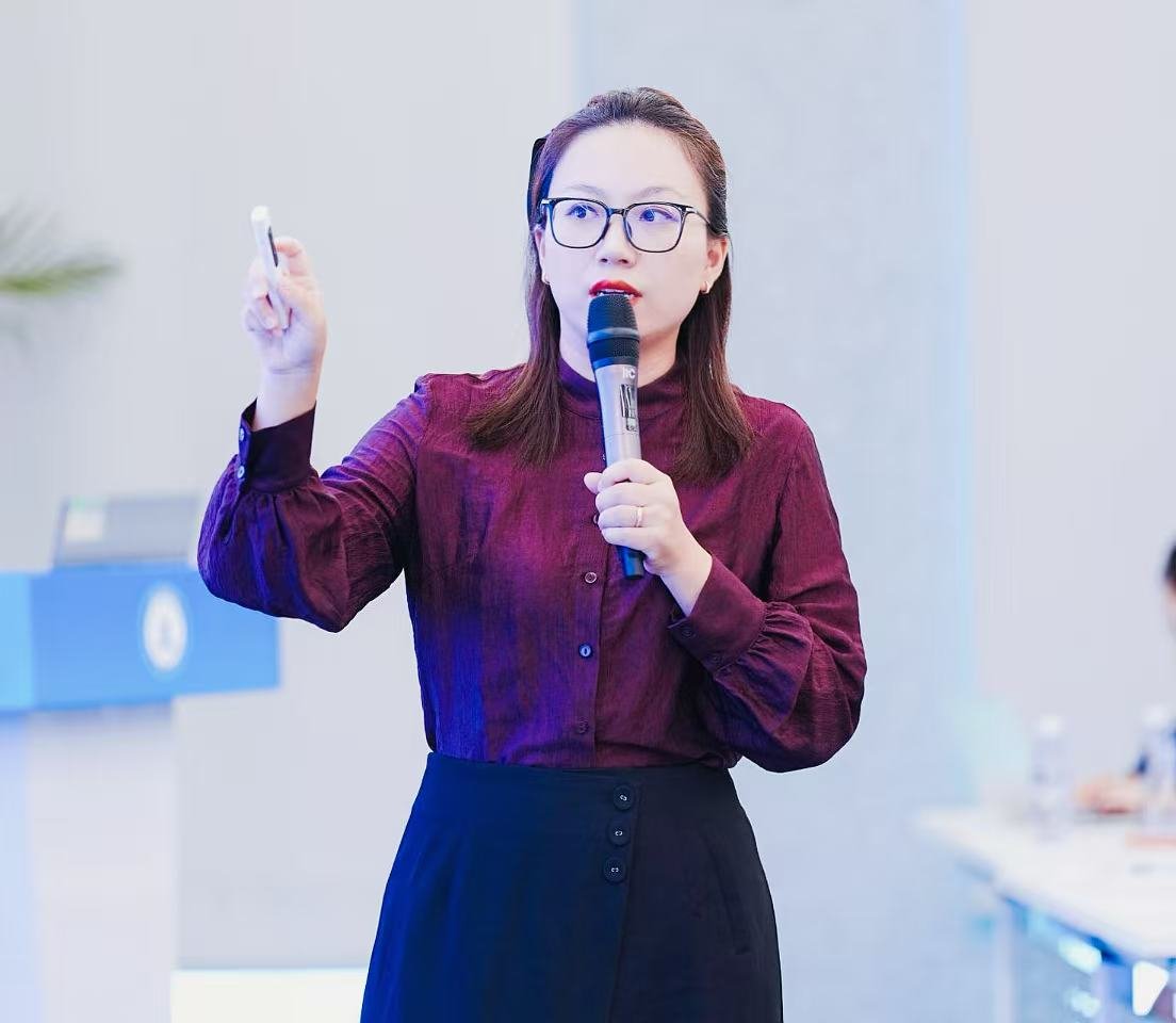 Fan Zhang explaining the Litigation-Finance Integrated Cross-Border Dispute Service at the Rule of Law Tour session
